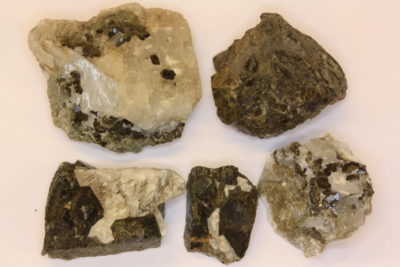 Granat Andraditt krystaller på moderstein 3 til 4cm