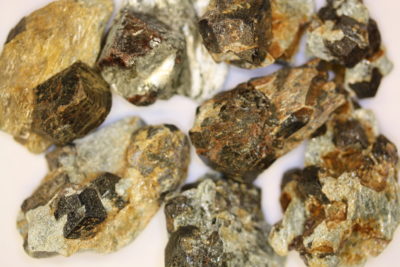 Granat Almandin krystaller i moderstein 3 til 5cm