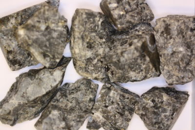 Blue pearl råsteinsbit  3 til 5cm