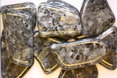 Blue pearl polert flat lommestein 4 til 6cm