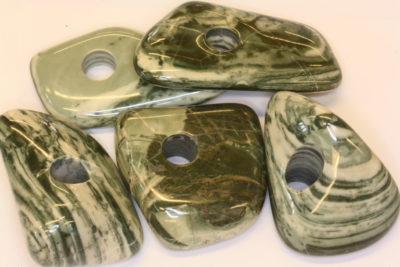 Hornfels polert med 9mm hull 4 til 5cm