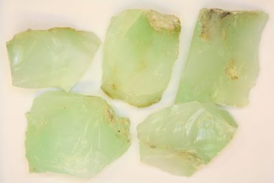 Opalitt grønn råsteinsbit fra Ungarn 4 til 5cm