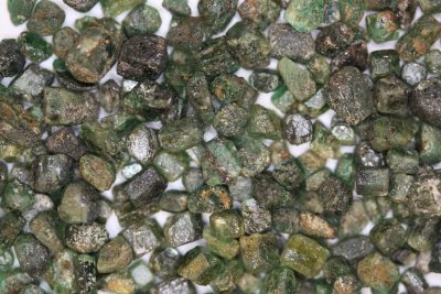 Smaragd krystall fra Colombia  ca 5mm i mikroeske