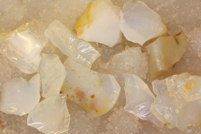 Opal blå råstein 1 til 2cm fra Hepner Oregon USA i mikroeske