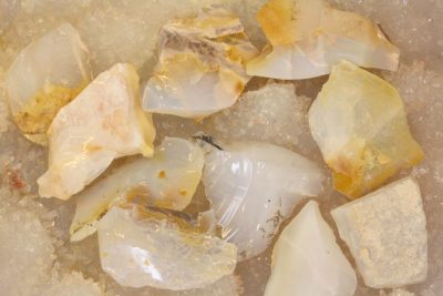 Opal blå råstein ca 2cm fra Hepner Oregon USA i mikroeske