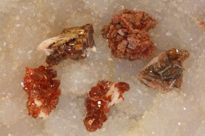 Vanadinitt klynge i eske fra Mibladen i Marokko ca 1.5cm