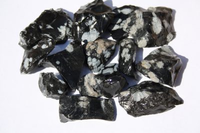Obsidian snefnugg råsteinsbit 3 til 4cm