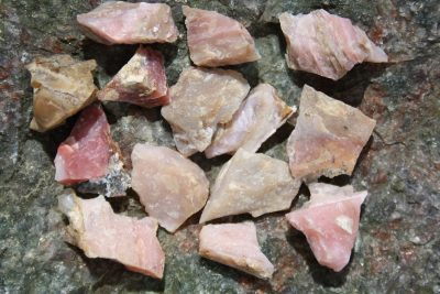 Opalitt rosa  råsteinsbit fra Peru ca 2cm i mikroeske