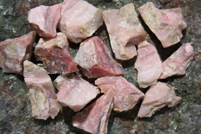 Opalitt rosa  råsteinsbit 2 til 3cm fra Peru