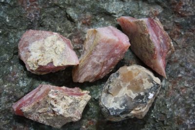 Opalitt rosa  råsteinsbit 3 til 4cm fra Peru