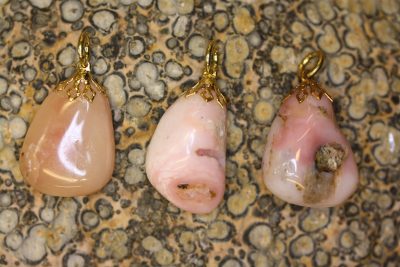 Opalitt rosa  tulipananheng med gullfarget topp ca 3cm