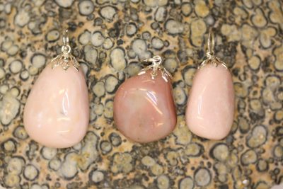 Opalitt rosa  tulipananheng med sølvfarget topp ca 3cm