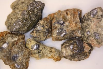 Molybden krystaller i moderstein 3 til 4cm