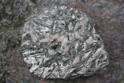 Aktinolitt krystaller i talc 2.45kg 15x19cm fra Altermark i Rana.