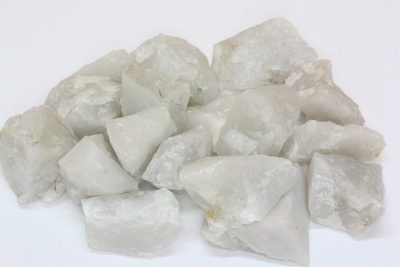 Melkekvarts råsteinsbit ca 3cm fra Moss.