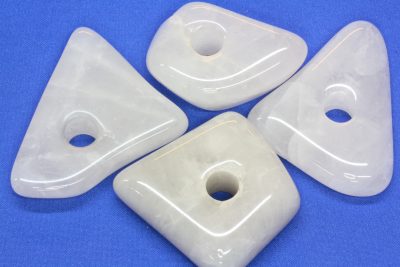 Melkekvarts polert med 9mm hull fra Moss.