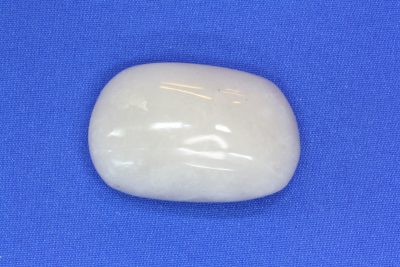 Melkekvarts håndslipt 17g 22x34mm fra Moss.