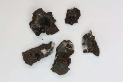 Manganitt krystaller på moderstein i mikroeske ca 1cm, fra Bölet, Granvik i Sverige