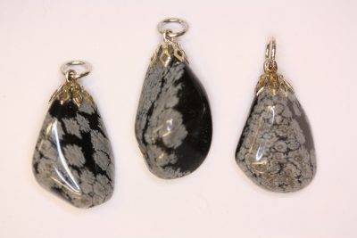 Obsidian snefnugg tulipananheng med sølvfarget topp ca 3cm