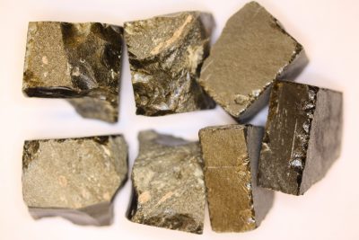 Obsidian gull råsteinsbit 3 til 4cm