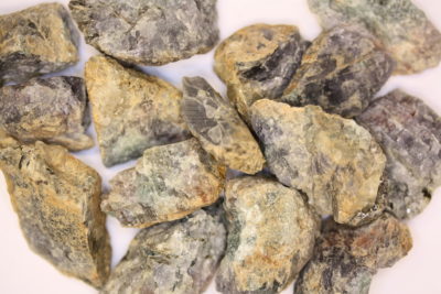 Cordieritt råsteinsbit 3 til 4cm