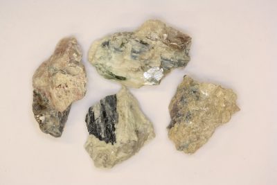 Turmalin blå krystall i moderstein fra Usakos i Namibia 3 til 4cm «Indigolitt»