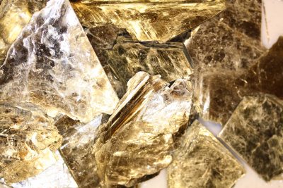 Muscovitt råsteinsbiter 4 til 8cm