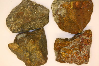 Chalcopyritt råsteinsbit 4 til 6cm