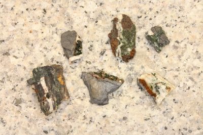 Libethenitt på moderstein 10 til 15mm i mikroeske fra Miguel Vacas Mine i Portugal