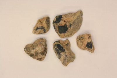 Vivianitt i moderstein 1 til 2cm fra Ronneburg Thüringen i Tyskland