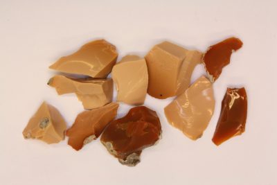 Opalitt rød  råsteinsbit 1 til 2cm fra Utah USA i mikroeske