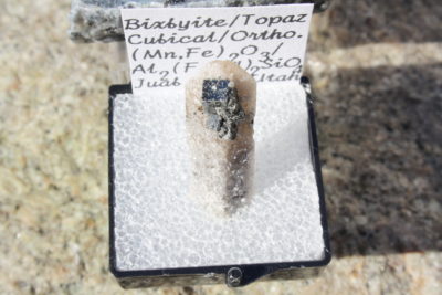 Bixbyitt krystall på topas fra Utah USA 25mm lang