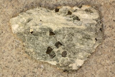 Magnetitt krystaller i moderstein fra Altermark Rana 155g 5x8cm