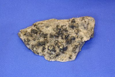 Tetrahedritt krystaller på moderstein 200g 5x10cm fra Casapalca Mine i Peru.