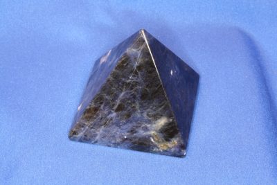 Sodalitt pyramide 220g 64x64mm