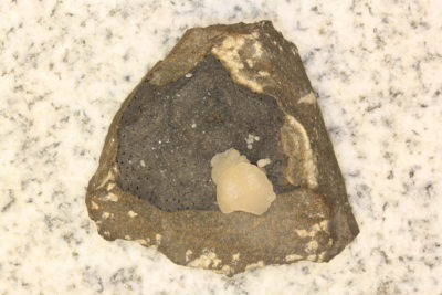 Basalt med calcitt A 90g 5.5×5.5cm fra Marokko