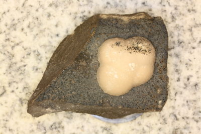 Basalt med calcitt C 120g 5x6cm fra Marokko