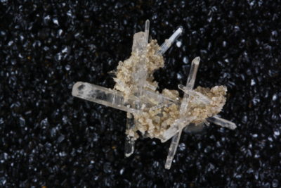 Bergkrystall A Spiderweb gruppe 2cm montert i eske