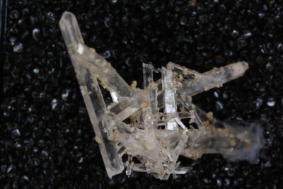 Bergkrystall C Spiderweb gruppe 2.5cm montert i eske