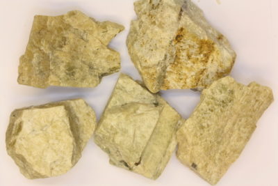 Beryll råsteinsbit 4 til 5cm fra Vanem i Moss.