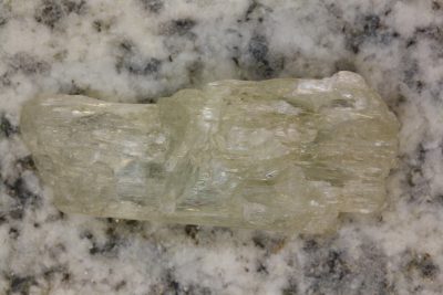 Triphan krystall 38.3ct 35mm lang
