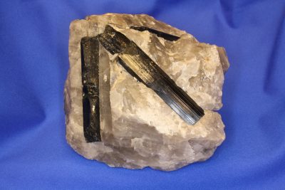 Schorl,Turmalin sort  krystaller i moderstein 1.7kg 13x15cm fra  Minas Gerais i Brasil