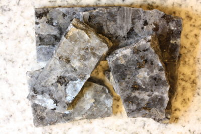 Blue pearl polert skive 4 til 6cm