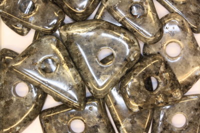 Blue pearl polert med 9mm hull 4 til 5cm