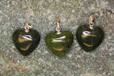 Jade nepheritt hjerteanheng 15mm x 8mm tykt