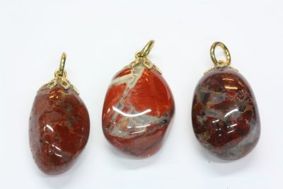 Jaspis breksje  tulipananheng med gullfarget topp ca 2.5cm