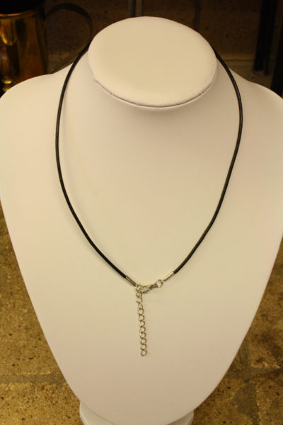 Lærsnor sort 2mm x 45cm med karabin lås