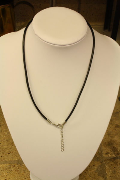 Lærsnor sort 3mm x 45cm med karabin lås