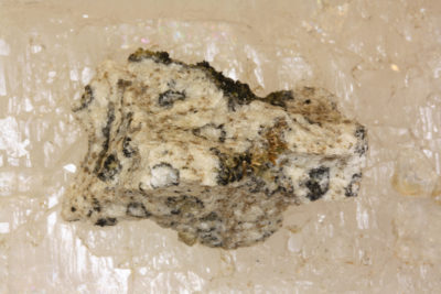 Låvenitt krystaller på moderstein 2×3.5cm Fra Mendig Eifel i Tyskland