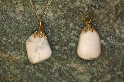 Magnesitt hvit tulipananheng 2 til 3cm gullfarget topp